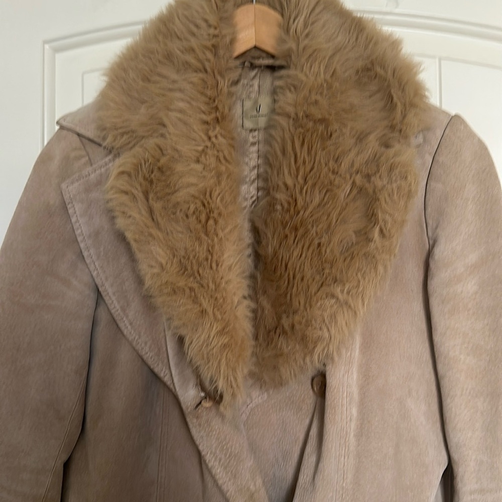 Suede cream trench coat with faux fur collar! Collar you can ensemble! Mediumm